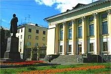 Входная группа Национальная библиотека УР (библиотека им. Ленина).  Советская,  11